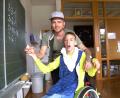 Bild: Christina Ponader
Ein Schüler des Förderzentrums wird durch die Schulbegleitung unterstützt. In anderen Zimmern werden auch Whiteboards verwendet, teilweise greift die Schule aber gerne noch auf traditionelle Tafeln zurück.