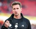 Bild: Daniel Karmann/dpa
Letzter Saisonstopp in Hannover: Nürnbergs Trainer Miroslav Klose. (Archivbild)