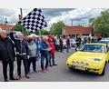 Bild: Reinhard Kreuzer
Bürgermeister Lothar Höher (links) und Reinhold Wildenauer (zweiter von links) schickten die Oldtimerfahrer mit der Startflagge auf die Rundfahrt.
