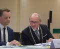 Bild: szl
Die Abläufe sind noch etwas neu. Immer wieder musste sich Bürgermeister Hans-Peter Schärl (rechts) in seiner allerersten, von ihm geleiteten Stadtratssitzung bei Hauptverwaltungsleiter Markus Bergauer (links) rückversichern.