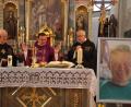 Bild: Konrad Rosner
Vor dem Altar war ein Porträt von Alfred Wolf aufgestellt. Stadtpfarrer Konrad Amschl (Mitte) hielt den Trauergottesdienst. Seine Konzelebranten waren Pfarrer Johann Trescher (rechts) und Pfarrer Josef Häring (links).