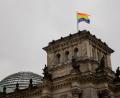 Bild: Christoph Soeder/dpa
Wann weht die Regenbogenflagge über dem Bundestag? An dieser Frage entzündete sich 2025 ein politischer Streit. (Symbolbild)