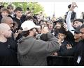 Bild: Manuel Genolet/dpa
Arda Saatci wurde bei seiner Ankunft in Berlin von euphorischen Fans begrüßt.