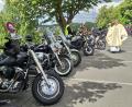 Bild: Martin Staffe
Mit Weihwasser segnete Guardian Pater Stanislaus die vielen sauber herausgeputzten Motorräder und Biker.