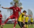 Bild: Hans Mark
Sandro Aurich hat die Lufthoheit in diesem Duell. Am Samstag treffen er und seine Teamkollegen der SpVgg Pfreimd II im Relegationsspiel auf den FC Untertraubenbach.