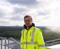 Bild: Florian Wittich/Naturheld
Naturheld-Werksleiter Florian Bösl hoch über dem Werk für Dämmprodukte. Auch mit der ganzen Unternehmung geht es deutlich aufwärts.