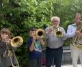 Bild: knz
Leni Herbolzheimer, Benedikt Hiltl, Karl-Heinz Lorenz und Manfred Kölbel (von links) zeigen, wie breit das Altersspektrum des Posaunenchores geht. Der Musiker-Nachwuchs bereite trotzdem immer wieder Sorgen, sagt Kölbel.