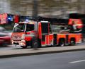 Bild: Boris Roessler/dpa
Die Feuerwehr musste mehrere Bewohner mit der Drehleiter aus dem Haus befreien. (Symbolbild)