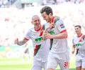 Bild: Harry Langer/dpa
Können die Augsburger Marius Wolf (links) und Michael Gregoritsch im Saisonfinale sogar über einen Europacup-Platz jubeln? (Archivbild)