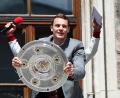Bild: Daniel Löb/dpa
Gewohntes Bild: Manuel Neuer mit der Meisterschale auf dem Rathausbalkon. (Archivbild)