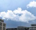 Bild: Bernd Weißbrod/dpa
Sonne, Wolken und Schauer - so geht es vorerst weiter beim Wetter.