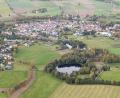 Luftbild: mür
Im Oktober 2020 gab es am Moorweiher bei Bärnau Forschungsbohrungen (Bild). Das Landesamt für Umwelt versuchte damit einem Vulkan auf die Spur zu kommen. Jetzt liegen die Ergebnisse vor.