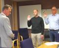Bild: wro
Von Ernst Schicketanz (links) vereidigt wurden der Zweite Bürgermeister Jens Simon (2. von links) und der Dritte Bürgermeister Bernhard Pscheidt (rechts).
