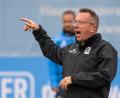 Bild: Peter Kneffel/dpa
Da halfen alle Fingerzeige von Trainer Kauczinski nicht: 1860 hat wieder verloren. (Archivbild)