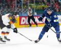 Bild: Claudio Thoma/KEYSTONE/dpa
Deutschland mit Abwehrspieler Eric Mik kämpft gegen Lettland um den Viertelfinal-Einzug.