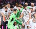 Bild: Tom Weller/dpa
Bayern-Kapitän Manuel Neuer (vl) wird nach dem Spiel gegen den 1. FC Köln wie 2025 wieder die Meisterschale überrreicht bekommen. (Archivbild)