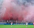 Bild: Uwe Anspach/dpa
Beim Spiel Eintracht Frankfurt gegen den VfB Stuttgart gab es durch Pyrotechnik zwei Verletzte.