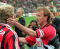 Bild: picture alliance / dpa
Vor dem Spiel war noch alles ok, danach musste Andreas Brehme (r) von Rudi Völler (l) getröstet werden. (Archivbild)