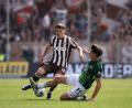 Bild: Christian Charisius/dpa
Abstiegskampf pur: Der Wolfsburger Joakim Maehle packt die Grätsche gegen St. Paulis Arkadiusz Pyrka aus.