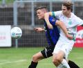Archivbild: Gerhard Büttner
Niklas Lang (links, im Spiel gegen Neudrossenfeld) erzielte den ersten Weidener Treffer beim 2:4 in Regensburg.