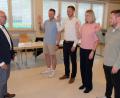 Bild: Robert Dotzauer
Mit vier neuen Ratsmitgliedern ist das Gremium in der Wahlperiode 2026/32 deutlich jünger aufgestellt. Bürgermeister Albert Nickl vereidigte Christopher Schleicher, Andrea Wiesend, Christofer Neukam und Lukas Braun (von rechts).
