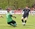 Bild: Gebert
Der TSV Waldershof und der FSV Bayreuth trennten sich am Samstag 1:1. In dieser Szene klärt der Waldershofer Torwart Raphael Kuchenreuther vor Guido Menzel.