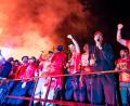 Bild: Frank Hammerschmidt/dpa
„Feierbiest“ Claus-Dieter Wollitz (3.v.r.) heizt die Stimmung an.