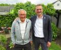 Bild: adj
Bürgermeister Ernst Schicktanz gratulierte Bürgermedaillenträger Walter Hierlmeier zu seinem 85. Geburtstag.
