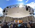 Bild: Karl-Josef Hildenbrand/dpa
Zum Abschlussgottesdienst schien die Sonne.
