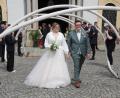 Bild: Konrad Rosner
Freudstrahlend verlassen Jana und Lukas Härtl die Basilika. Die Feuerwehr Thanhausen erwartete das Brautpaar mit einem "Schlauchbogen". Rechts Feuerwehr-Vorsitzender Tobias Schwamberger.