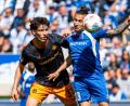 Bild: Julius Frick/dpa
FCM-Dribbler Baris Atik (r) im Zweikampf mit Leon Robinson.