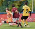 Bild: Gerhard Büttner
Eschenbach bleibt Kreisligist: Milian Seemann (rot) ebnet mit seinem 2:0 den 5:0-Erfolg des SC Eschenbach gegen den SV Hahnbach Ii.