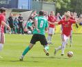 Bild: war
Der TSV Pleystein und Coach Alex Schön feierten ein 6:4 nach Elfmeterschießen gegen den ASV Haselmühl und kippten das Relegationsspiel in Etzenricht nach der Pause. Rechts Torschütze Moritz Hartwig.