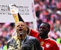 Bild: Tom Weller/dpa
Bayern-Trainer Vincent Kompany bekommt eine Bierdusche von Abwehrspieler Dayot Upamecano.