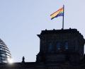 Bild: Carsten Koall/dpa
Bundestagspräsidentin Klöckner lässt die Fahne nur noch am Internationalen Tag gegen Homophobie hissen.