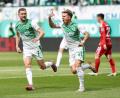 Bild: Daniel Löb/dpa
Fürths Felix Klaus (r) bejubelt sein Tor zum 1:0.