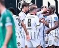 Bild: Uwe Anspach/dpa
Die Spieler der SV Elversberg feiern den Aufstieg in die Fußball-Bundesliga.