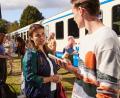 Bild: Andrea Küppers/ZDF/dpa
Sandra (Katharina Wackernagel) und Otis' (Rick Okon) treffen sich beim unplanmäßigen Halt eines Zugs.