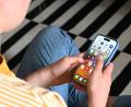 Bild: Elisa Schu/dpa
Die Schülerinnen und Schüler sollten Regeln für den Klassenchat festlegen und Eltern ihre Kinder beim Umgang mit dem Smartphone begleiten, fordern Fachleute. (Archivbild)