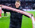 Bild: Tom Weller/dpa
Nils Petersen fiebert als Fan beim Europa-League-Finale der Freiburger mit. (Archivbild)