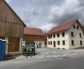 Bild: upl
In Adlholz wurde dieser Bauernhof mitten im Ort von der Gemeinde saniert. Jetzt dient der Hof als neues Dorfzentrum mit einer Mehrzweckhalle und Räumen für die verschiedenen Vereine.
