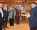 Bild: jr
Bürgermeister Andreas Malzer (rechts) vereidigt die neuen Markträte (von links) Manuel Ernst, Marius Ulrich, Julia Hamann und Andrea Schwägerl.