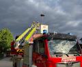 Bild: Feuerwehr Schwarzenfeld/Christian Sander
Die Drehleiter der Schwandorfer Kameraden ist in Schwarzenfeld angerückt, um nach dem Storchenküken zu sehen, das aus dem Nest gefallen ist. Der Vogel kann aber nur tot geborgen werden.