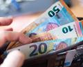 Symbolbild: Monika Skolimowska
Ein Mann hat annähernd 70.000 Euro vom Konto seiner dementen Eltern abgehoben. Dafür muss der Mann jetzt zweieinhalb Jahre ins Gefängnis.