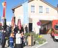 Bild: sche
Kaplan Marvin Schwedler, umrahmt von den Fahnen der teilnehmenden Feuerwehren, bei der Segnung des neuen Einsatzfahrzeuges der FFW Aschach.