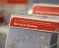 Bild: Oliver Berg/dpa
Der Zugang zur Arbeit für Ausländer wird in den Regionen innerhalb Bayerns einem Gutachten zufolge unterschiedlich gehandhabt (Symbolbild).