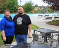Bild: Konrad Rosner
Katerina Iterska und Christopher Schramm freuen sich auf die Eröffnung des Kiosks im Freibad Waldsassen.