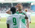 Bild: Daniel Löb/dpa
Die Fürther Noel Futkeu und Dennis Srbeny bejubeln den Sieg über Düsseldorf.