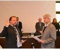 Bild: as
Den Amtseid legte der neue Landrat Hubert Schicker vor Hans Klupp (rechts) ab, dem diese Aufgabe als ältestem Mitglied im Gremium zufiel.