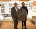 Bild: wel
Martin Scharf (links) übergab die Häftlingsjacke an den Museumsleiter Johannes Steidl